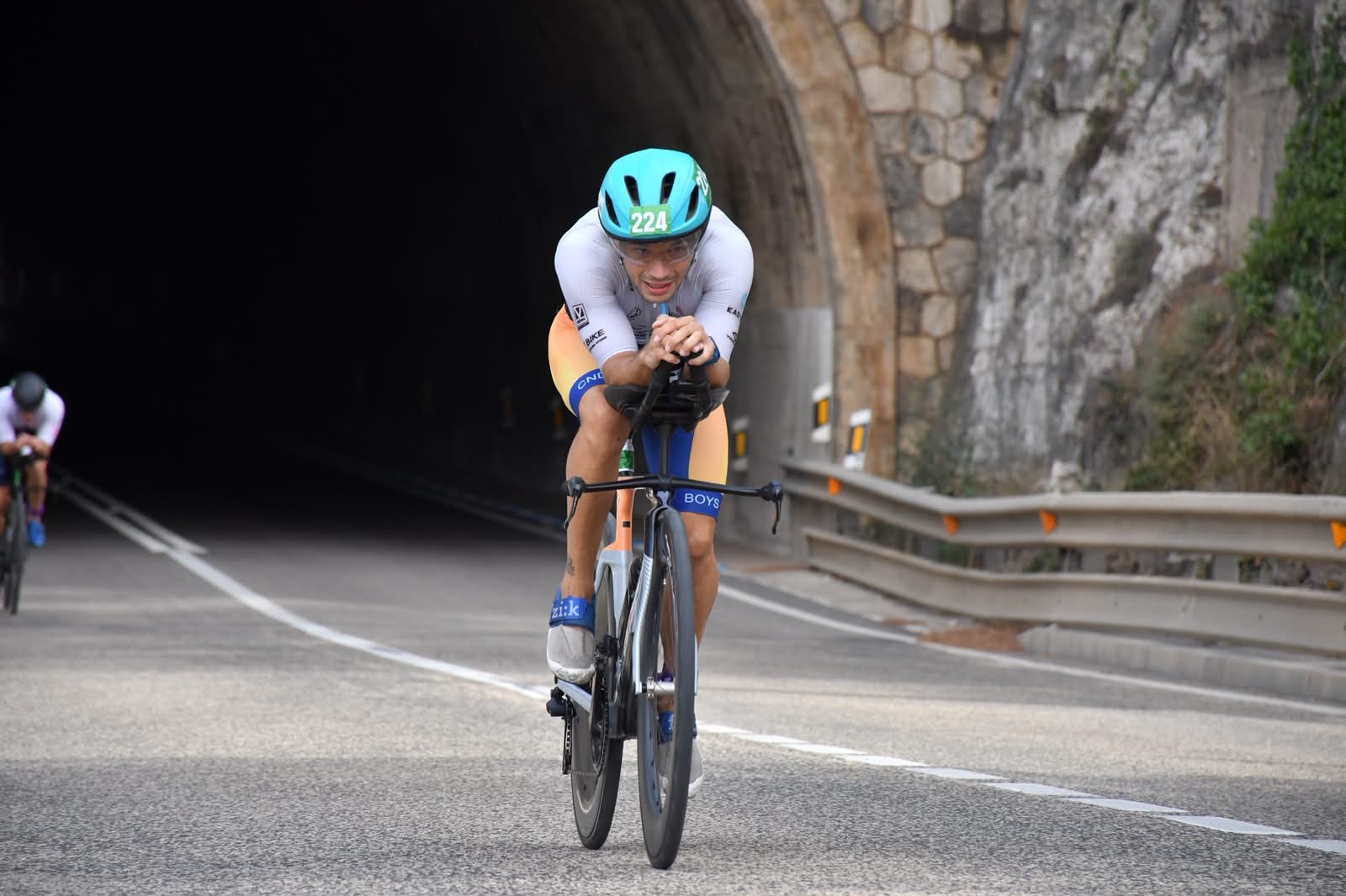 Luis Insua en el segmento ciclista con casco azul