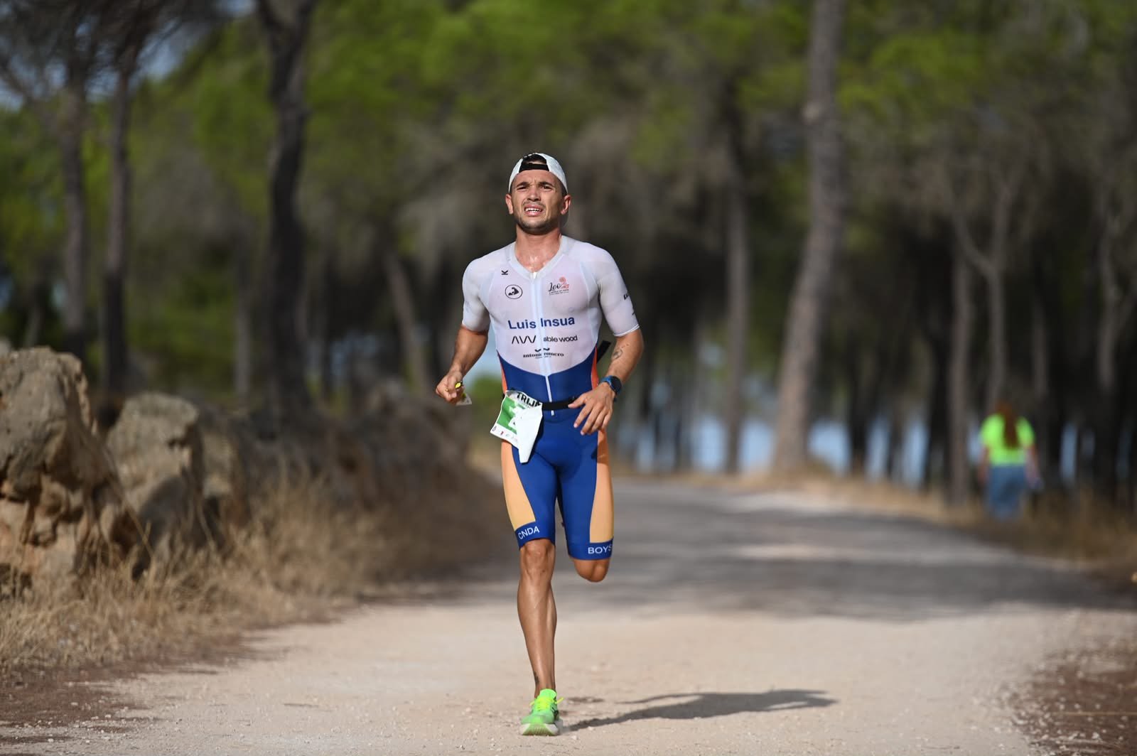 Luis Insua corriendo por un sendero entre árboles