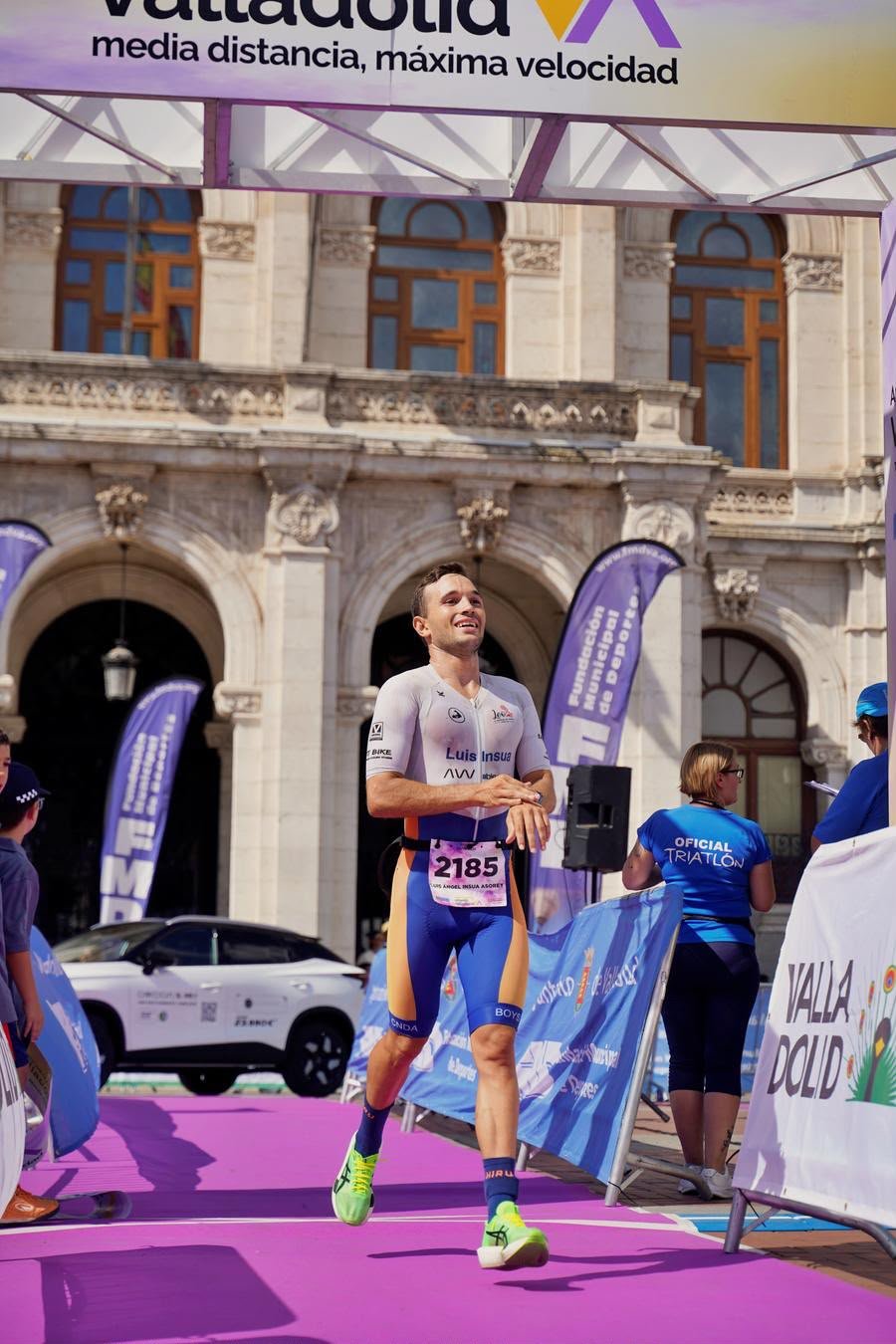 Luis Insua cruzando la línea de meta en una carrera